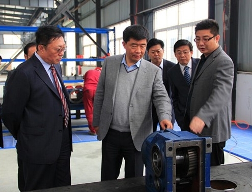 General Manager Mr. Chen Gang introduced the FLK gearbox reducer to Mr. Sun Yunfei.