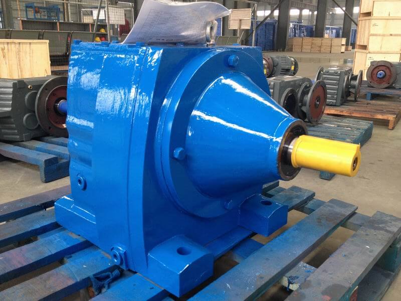 Inline helical gear box with input shaft