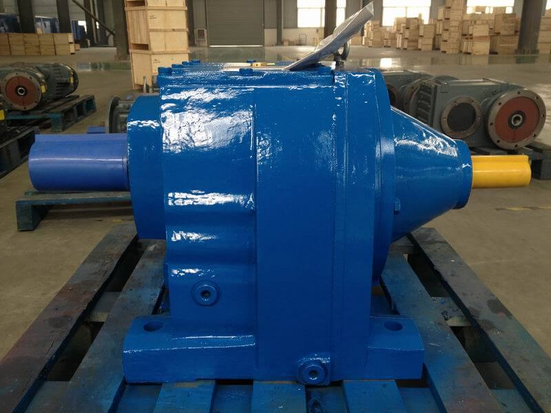 Inline helical gear motor with input shaft